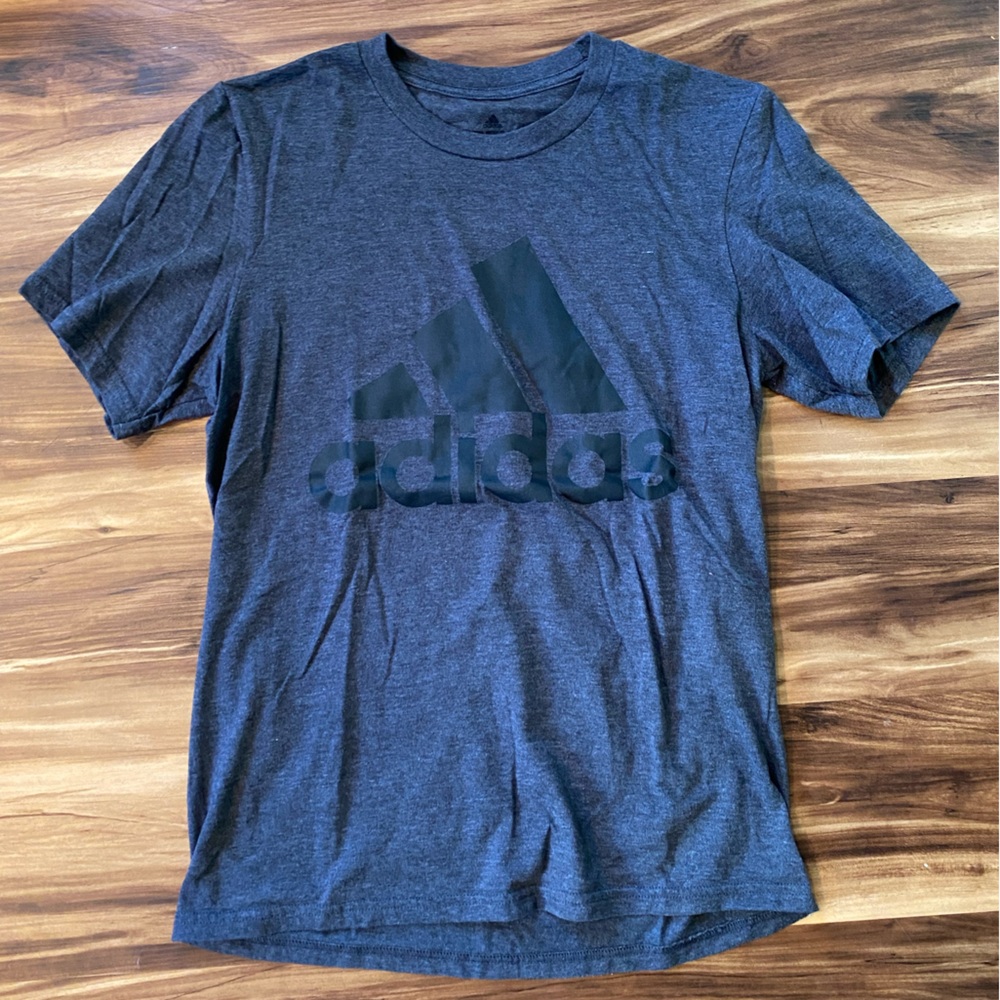 Adidas amplifier tee. Mens small